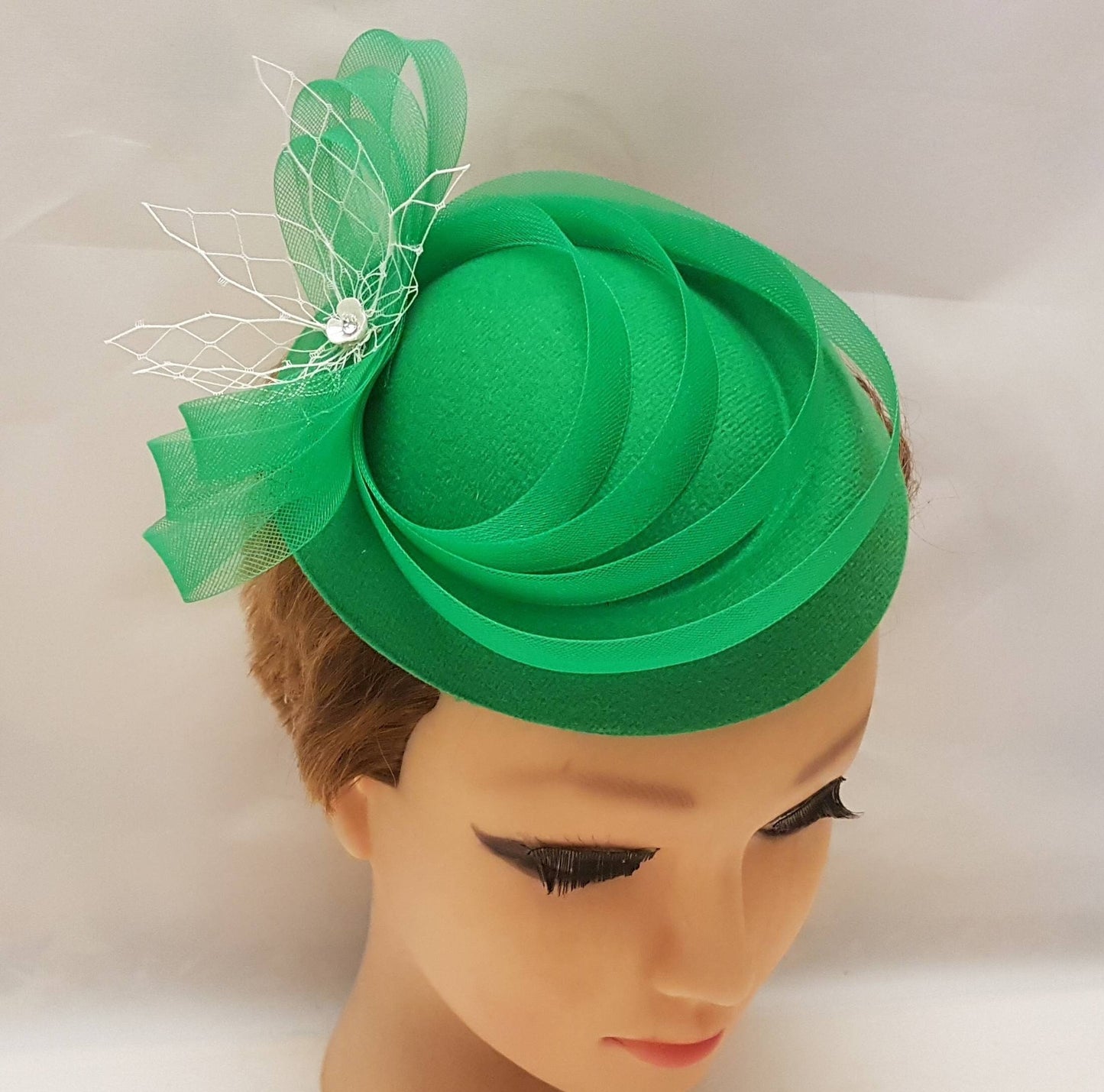 Chapeau fascinateur VERT années 40 50 en feutre vert comme un chapeau de pilulier Chapeau fascinateur vert, cocktail de course, Ascot, chapeau de cocktail Coiffe de mariage '