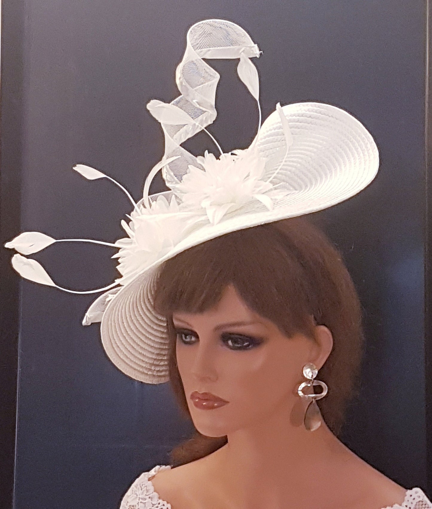 Fascinateur blanc grande soucoupe chapeauinateur plume florale église Derby Royal Ascot chapeau course mariage fête chapeau mère de la mariée/du marié Hatinator