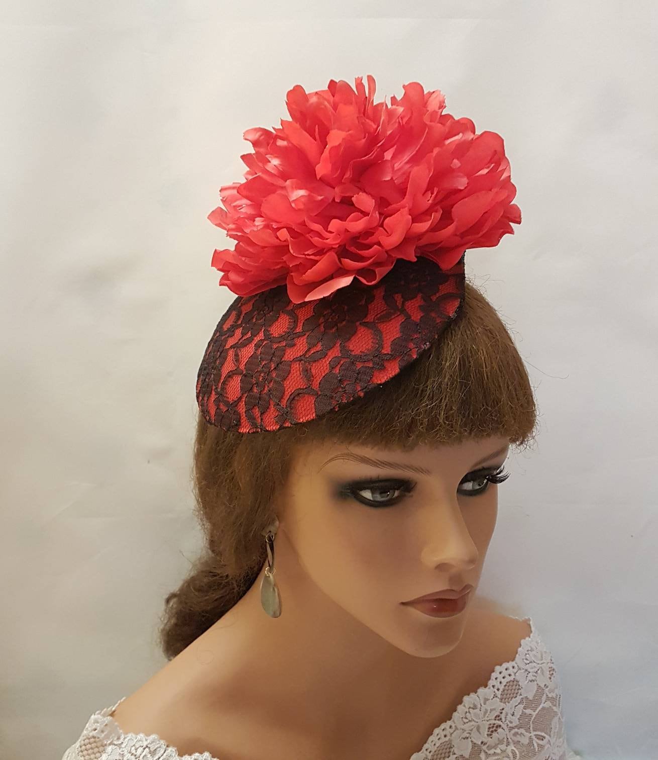 Chapeau fascinateur ROUGE ET NOIR Magnifique chapeau rouge recouvert de dentelle noire pour cérémonie de mariage Chapeau de cocktail Ascot Fascinator