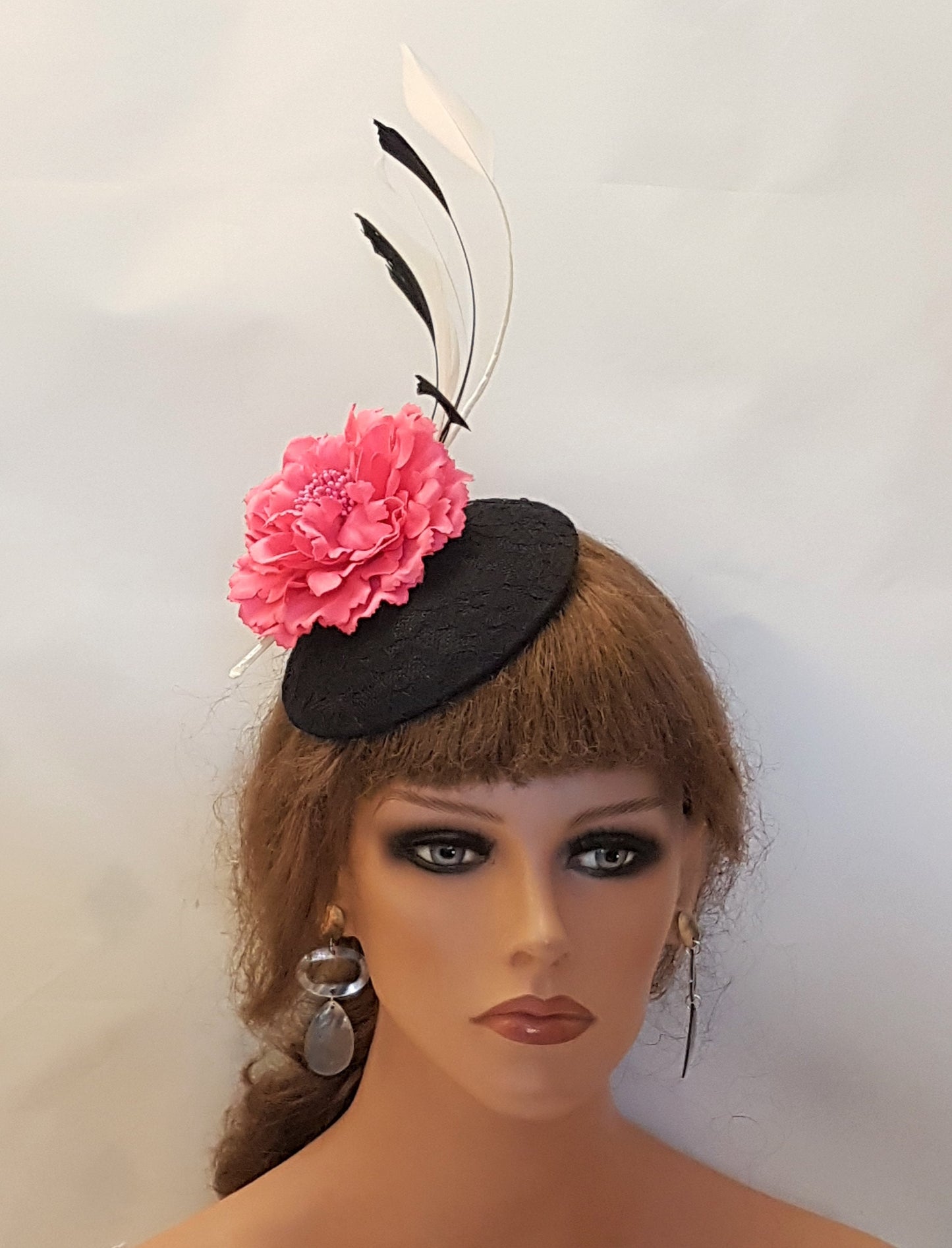 Chapeau noir Fascinator Chapeau en dentelle noire avec fleur rose vif Chapeau avec plumes noires et blanches Chapeau de cérémonie de mariage Chapeau de cocktail Ascot Noir