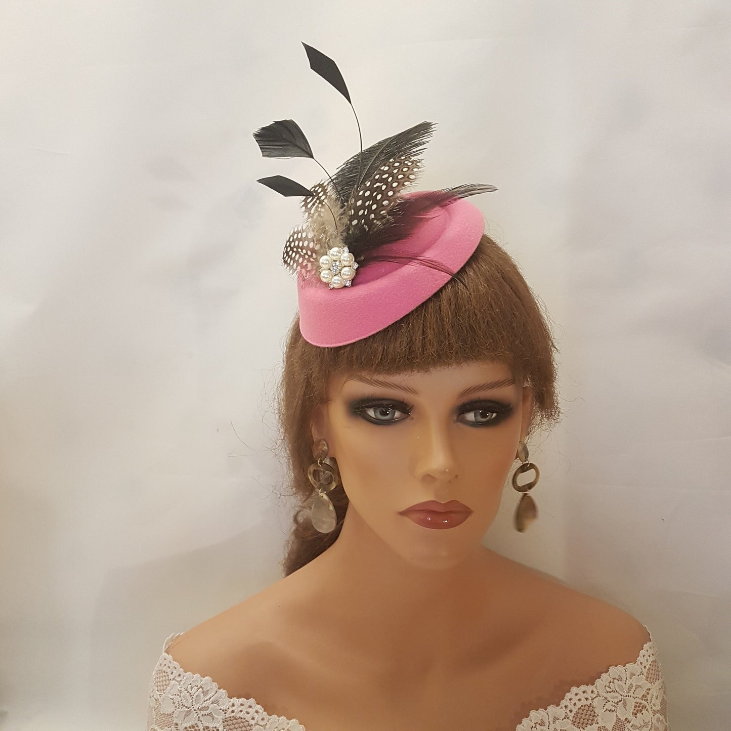 CHAPEAU ROSE VIF Bibi Chapeau en plumes rose vif Bibi #Chapeau rose Bibi Plume d'autruche Chapeau en plumes à pois Chapeau de cocktail pour dames Ascot