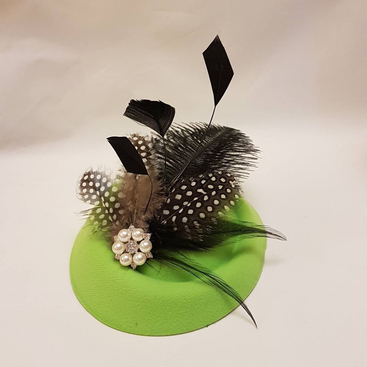 FASCINATEUR VERT, chapeau fascinateur des années 40 et 50 # chapeau fascinateur vert clair, chapeau d'autruche, chapeau à plumes de Gunia tacheté, course, cocktail, journée des dames, chapeau Ascot