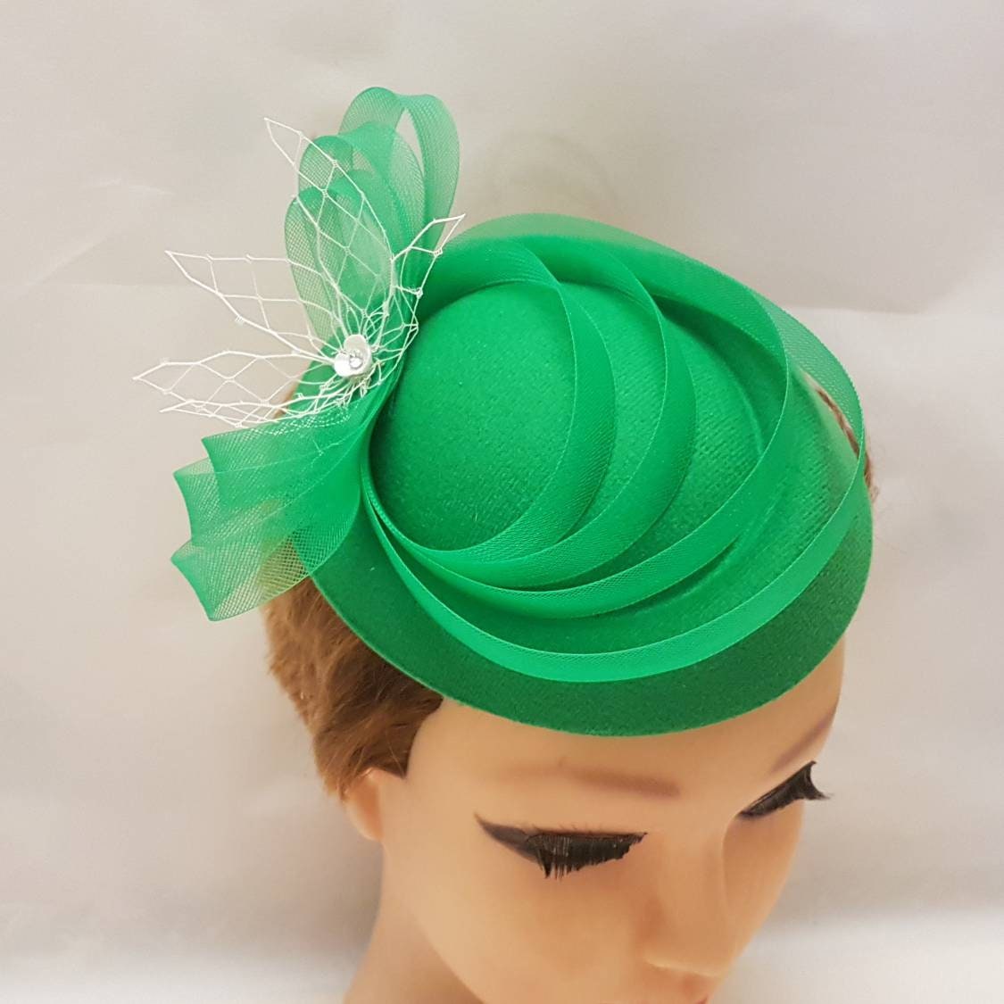 Chapeau fascinateur VERT années 40 50 en feutre vert comme un chapeau de pilulier Chapeau fascinateur vert, cocktail de course, Ascot, chapeau de cocktail Coiffe de mariage '