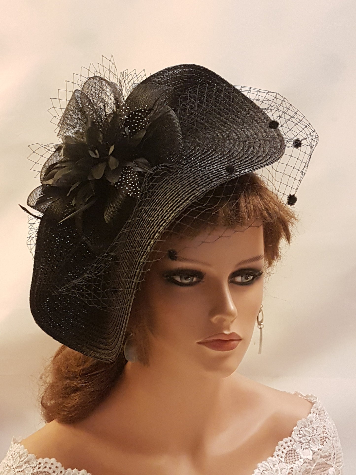 Chapeau Fascinator Noir avec Plumes, Fleurs. Coiffe pour Mariages et Courses, Halloween, Coiffe pour Dames Parfait pour les Occasions et Événements Spéciaux