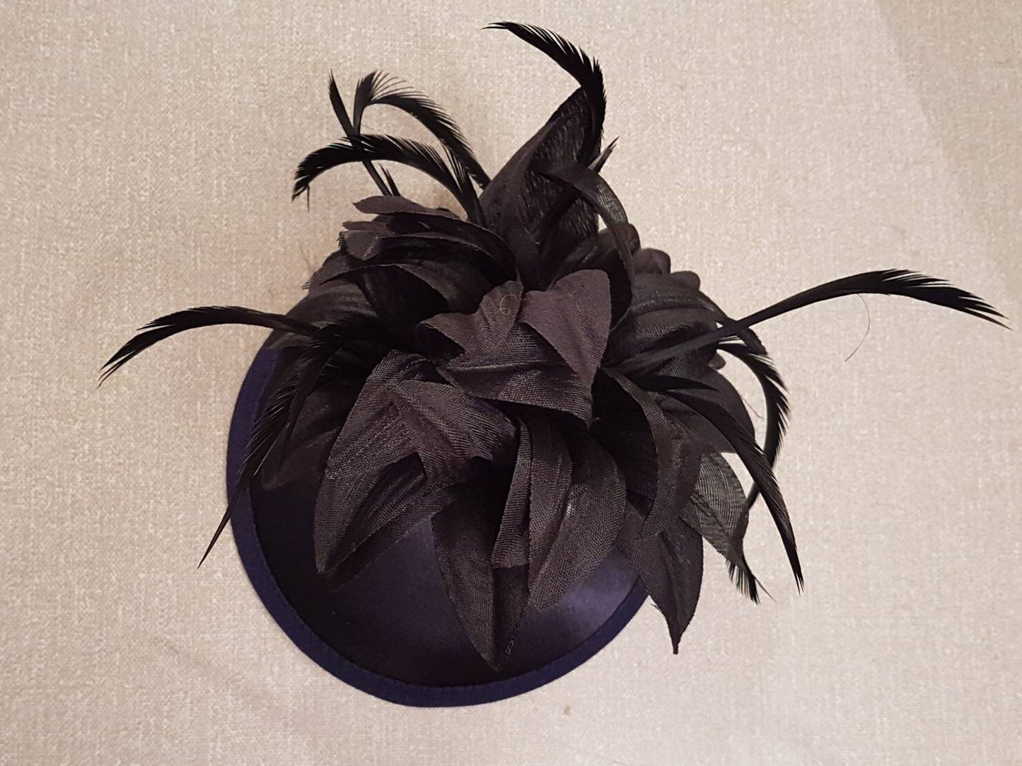 Chapeau Fascinator noir. Mariage, chapeau de jour pour dames, chapeau Royal Ascot, mariage, cocktail, thé pour femmes, chapeau fascinateur, coiffure de course, tenue Ascot