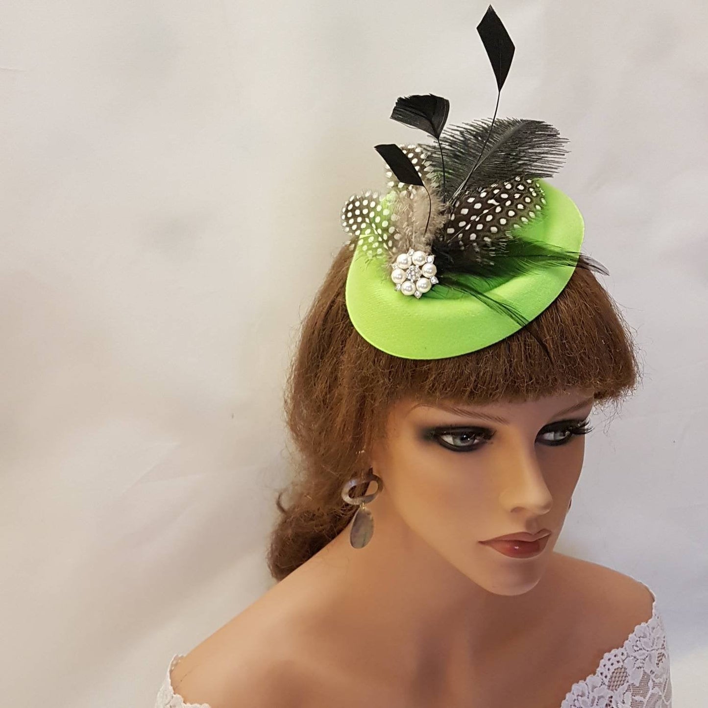 FASCINATEUR VERT, chapeau fascinateur des années 40 et 50 # chapeau fascinateur vert clair, chapeau d'autruche, chapeau à plumes de Gunia tacheté, course, cocktail, journée des dames, chapeau Ascot