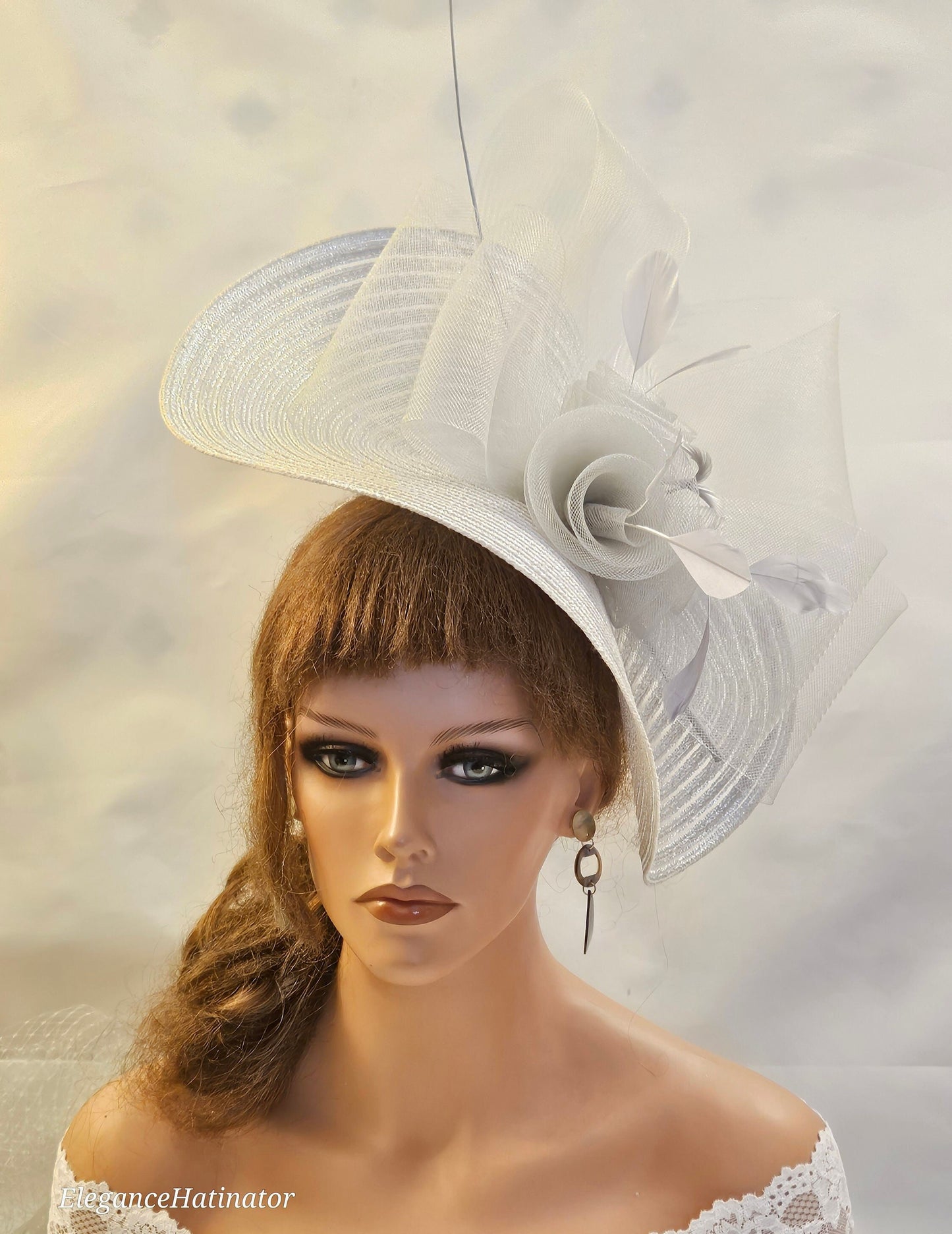 Fascinateur gris argenté grande soucoupe chapeauinateur plume florale église Derby Royal Ascot chapeau de fête de mariage mère de la mariée/du marié Fascinateur