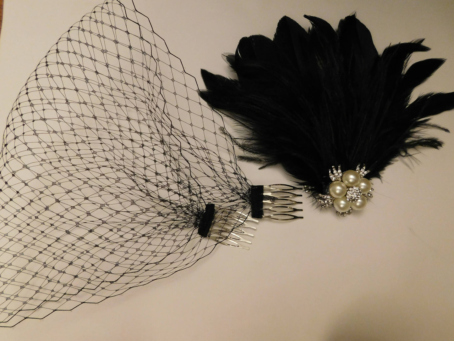 Voile de cage à oiseaux noir et blanc Fascinateur de mariée Gatsby Fascinateur de mariage des années 1920 2 pièces Fascinateur à bijoux en plumes et voile de cage à oiseaux Fascinateur à plumes