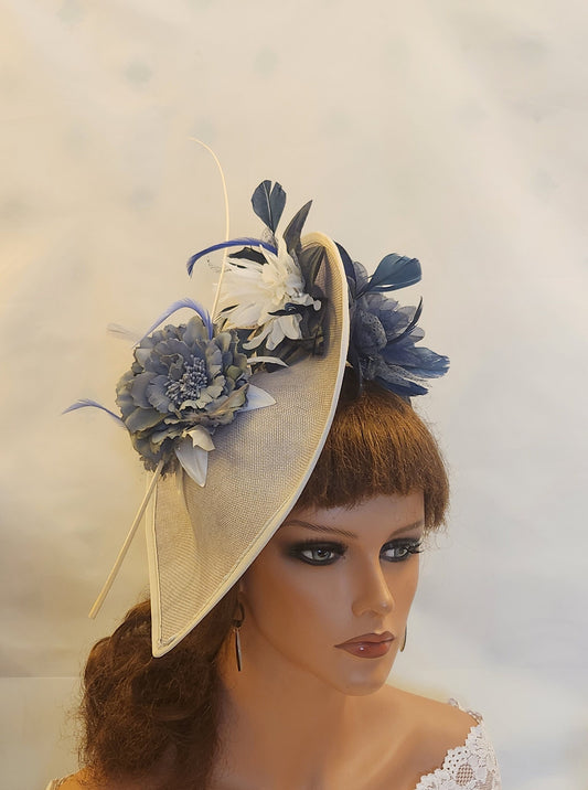 Chapeau à fleurs GRIS, BLEU MARINE ET BLANC, grand chapeau en forme de larme, chapeau long Quil Church Derby Ascot, chapeau de mariage, mère de la mariée/du marié