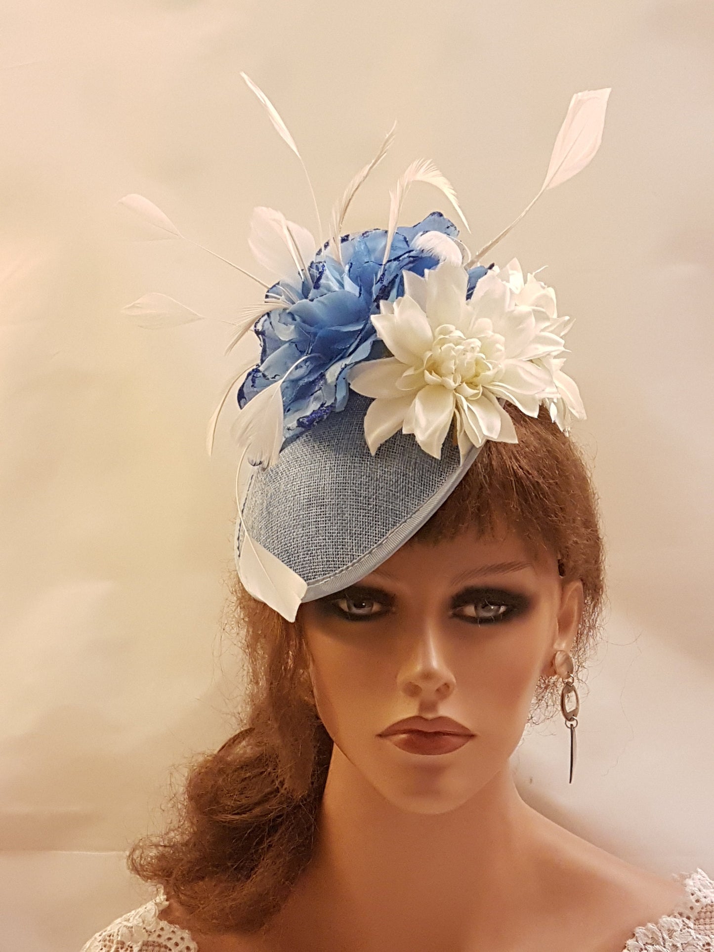 Chapeau de fascinateur bleu et blanc, grande soucoupe, chapeau de fête de mariage, chapeau de mère de la mariée/du marié, chapeau de Derby d'église floral en plumes