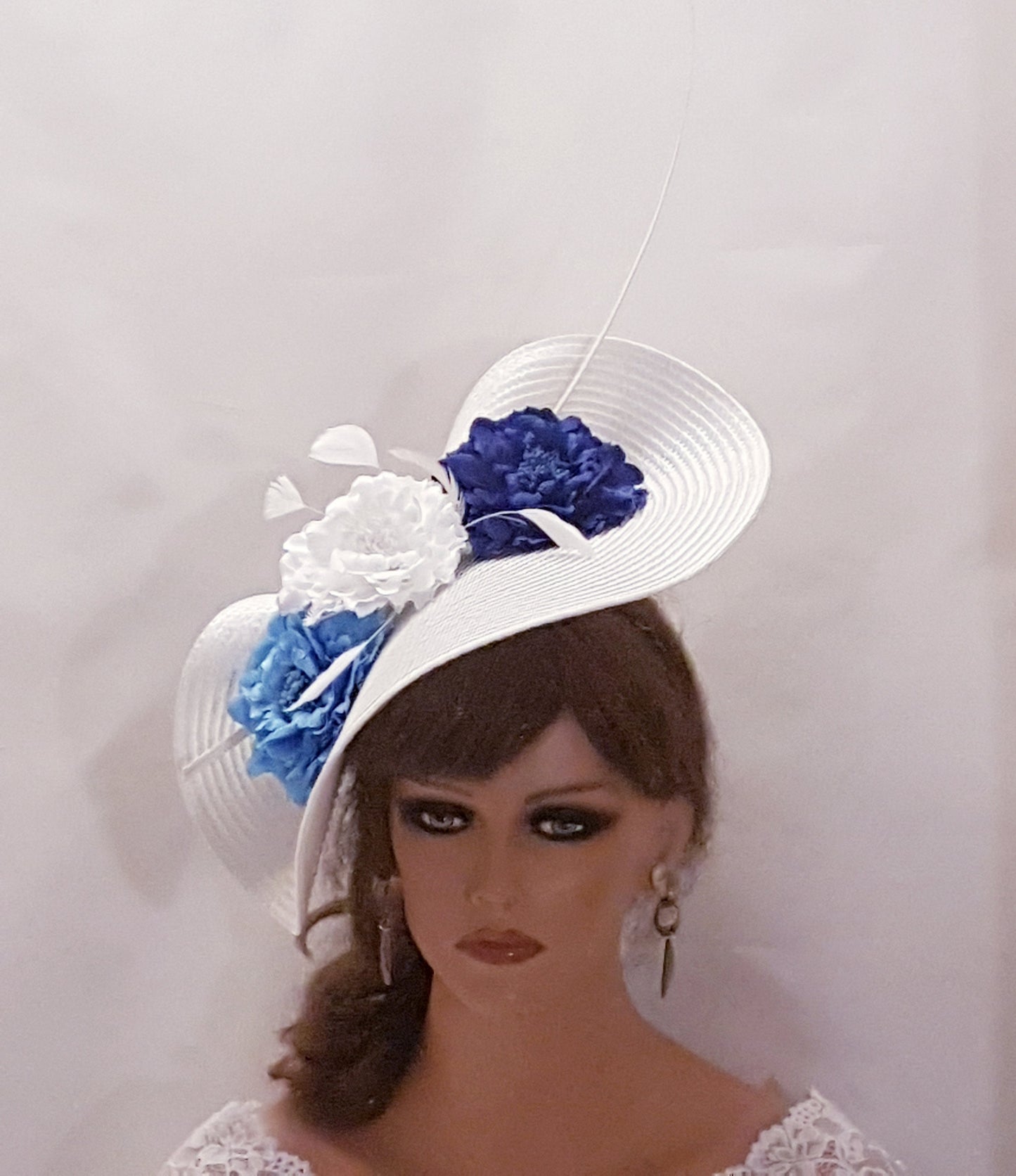 Chapeau de fête de mariage, chapeau de grande soucoupe, chapeau de mère de la mariée/du marié, chapeau de fascinateur BLANC ET BLEU, long, floral, église, Derby, Royal Ascot