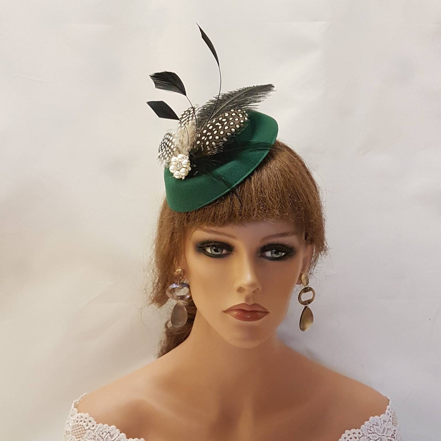 Chapeau fascinateur vert, chapeau fascinateur en plumes des années 40 et 50. Chapeau fascinateur vert bouteille, chapeau en plumes. Course, cocktail, dames, chapeau Ascot Fascinator headpiece