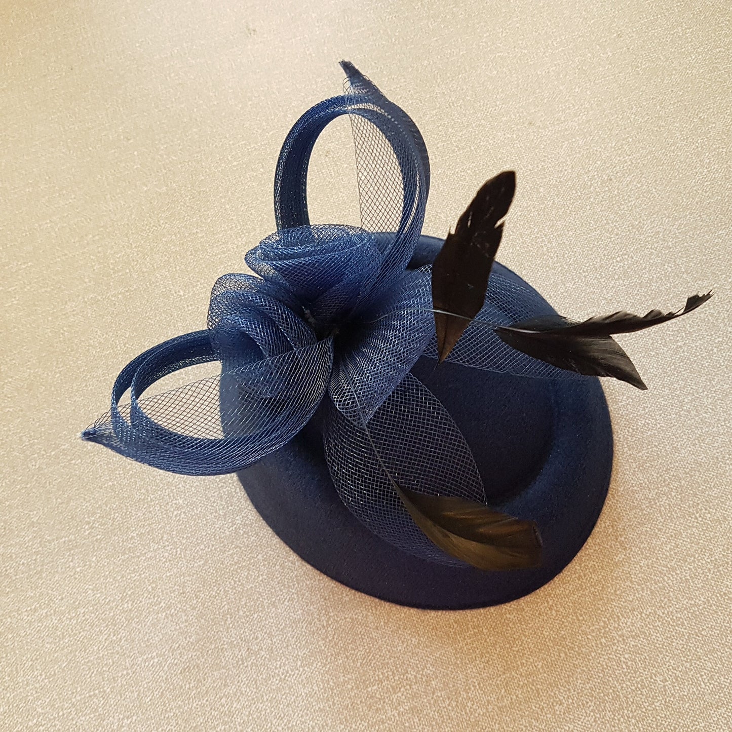 NAVY BLUE FASCINATOR, 40s 50s Navy blue Hat fascinator #Blue Feather hat fascinator, Race,Cocktail, Ladies day, Ascot hat Feather flower hat