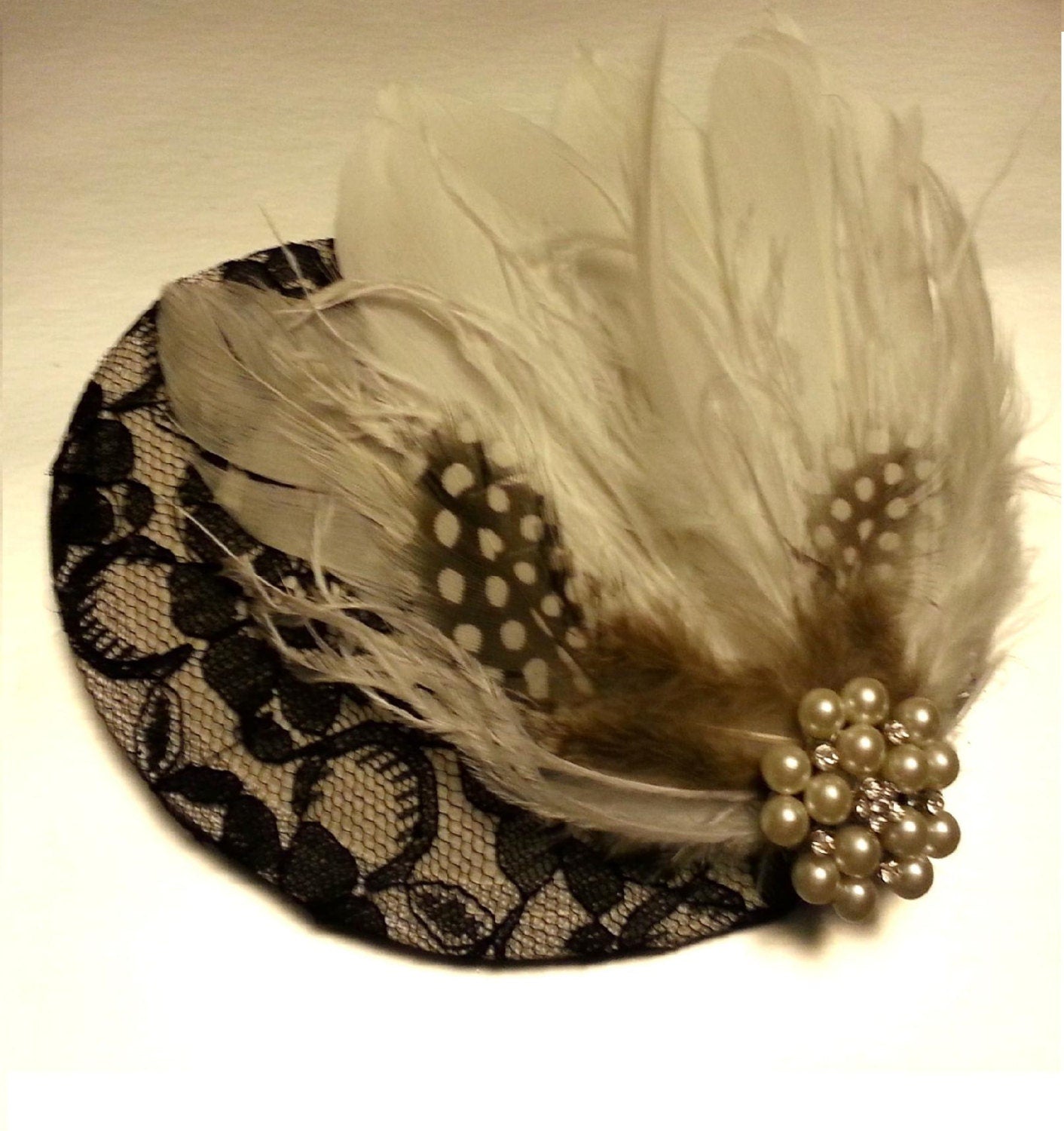 Fascinateur en plumes noires et blanches des années 1920, chapeau en plumes, grandes perles, bijou en cristal, mariage, Ascot, cocktail, fête