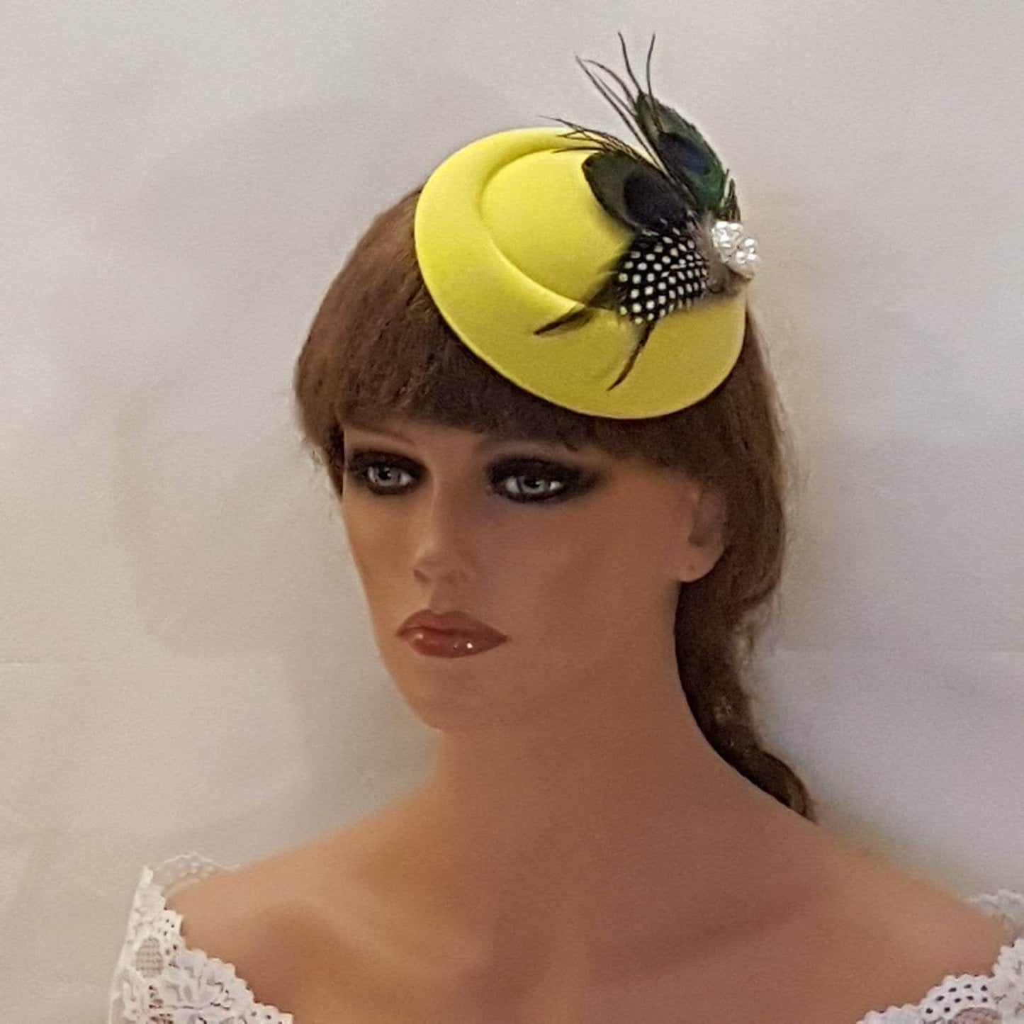 Chapeau fascinateur #Jaune Chapeau fascinateur Plumes de paon. JAUNE Chapeau fascinateur en faux feutre Mariage, Ascot, Dames Cocktail Église chapeau fascinateur