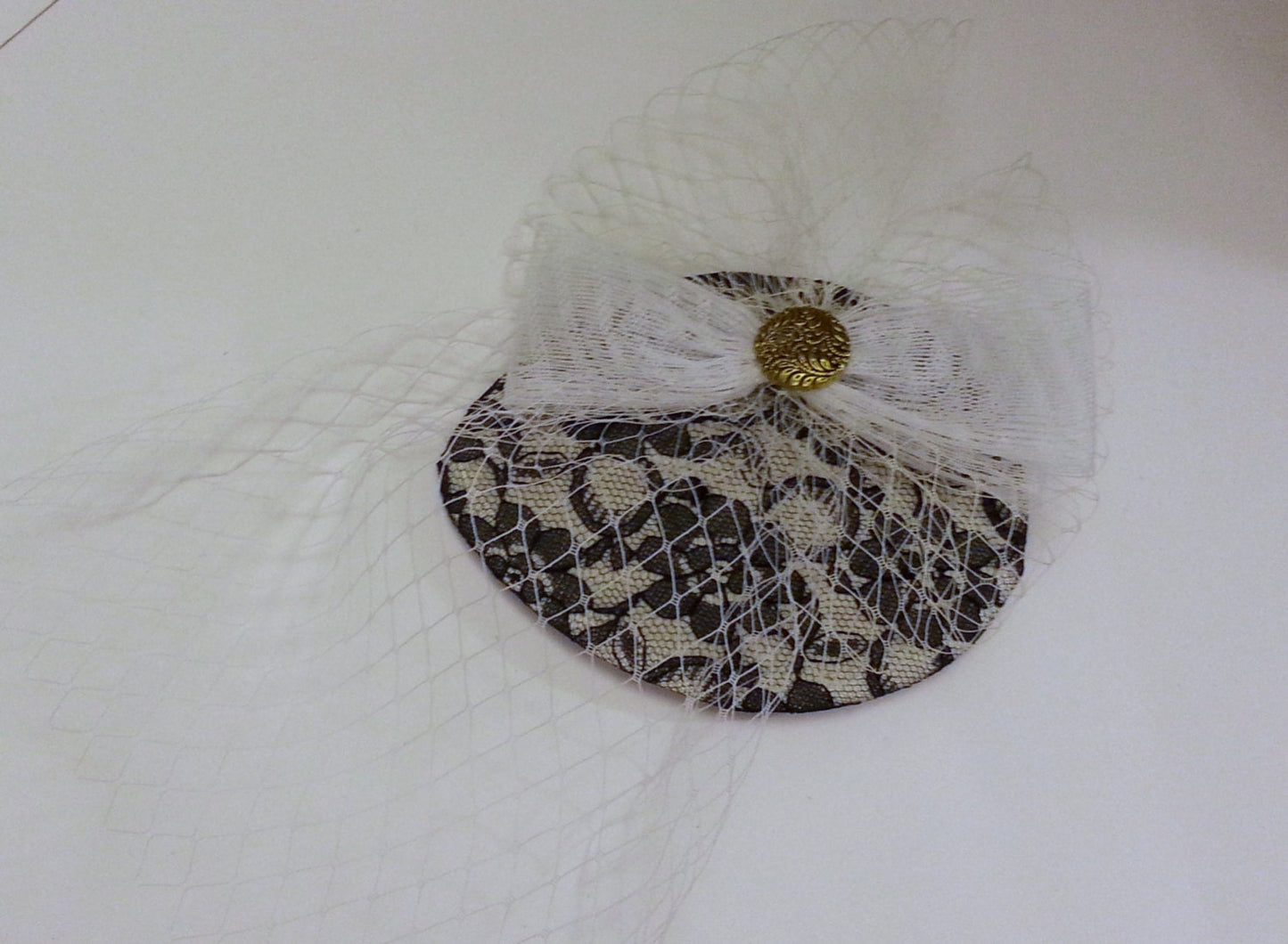 Sale! Vintage VEIL HAT 40s-50s Black & White Teardrop hat Mini birdcage veil Fascinator  Antique gold centre embellishment Fascinator clip