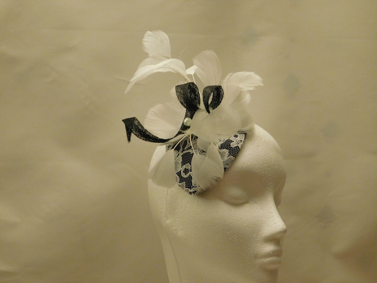 Chapeau Fascinator Chapeau Fascinator NOIR ET BLANC, chapeau pour femme Cocktail, course, mariage, Goodwood Revival, fascinateur de mariage. Chapeau Fascinator en plumes