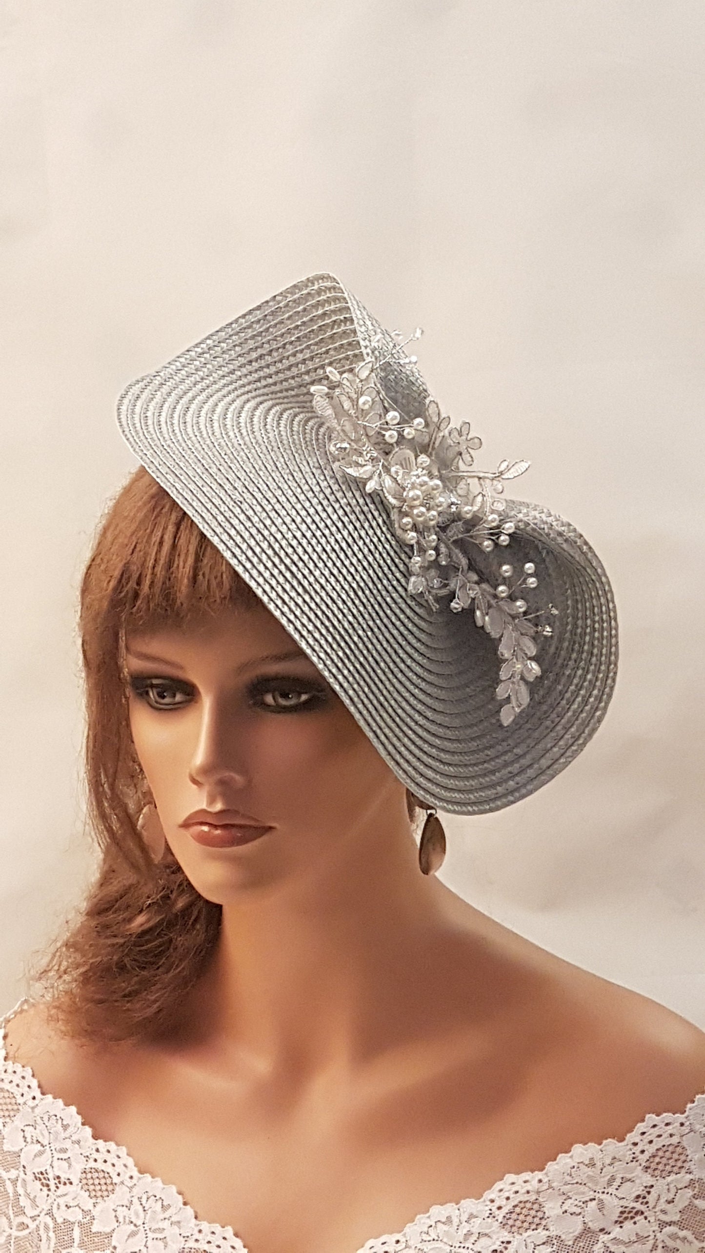 Chapeau FASCINATOR gris #PALE GREY Chapeau de mariage unique Derby Royal Ascot Chapeau de mariage Église Mère de la mariée Coiffe de cocktail