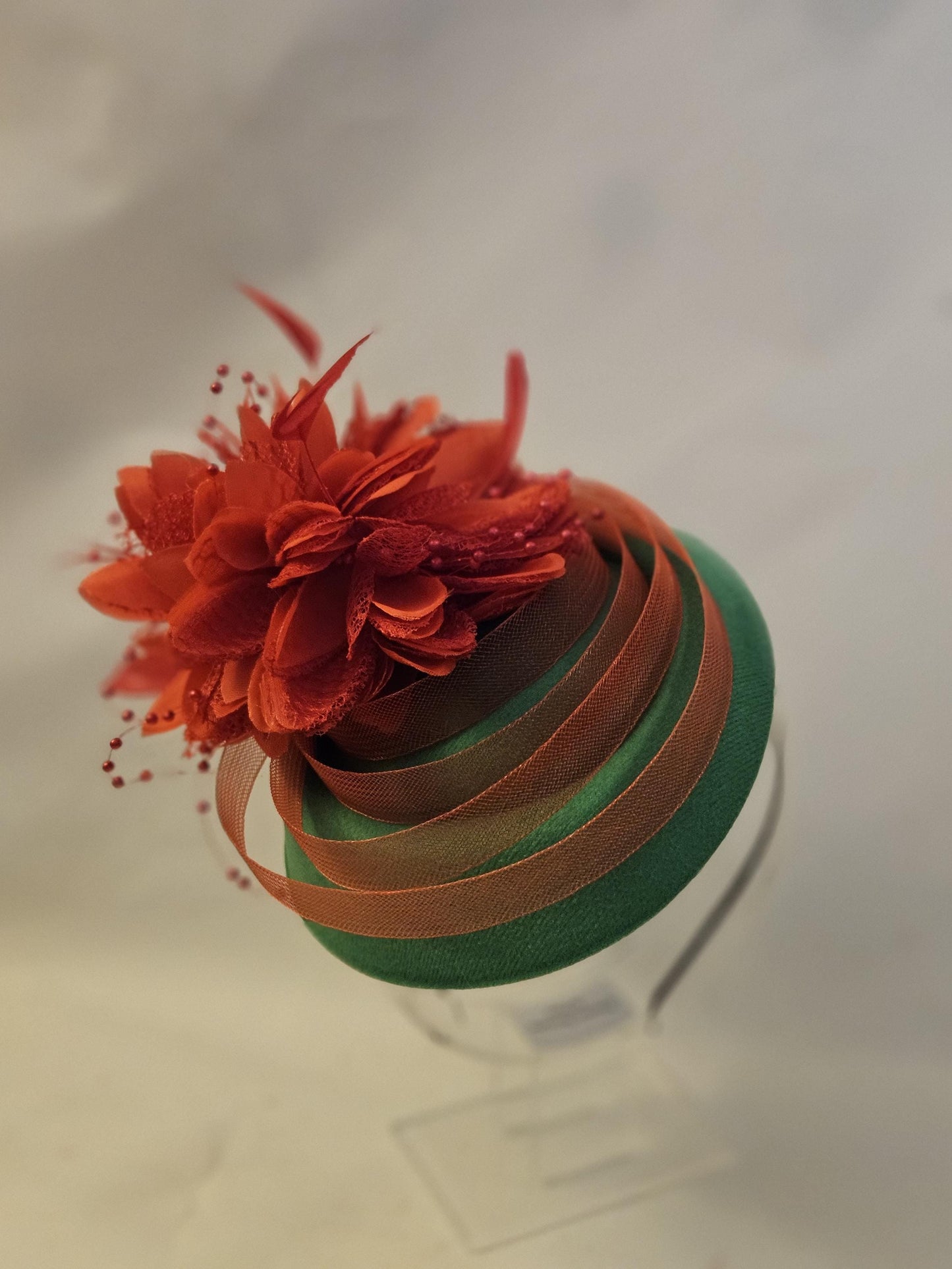 Chapeau fascinateur vert et rouge en dentelle pour mariage, fête des dames, goûter, course Royal Ascot. Chapeau de mariage. Chapeau en feutre vert avec fleurs rouges