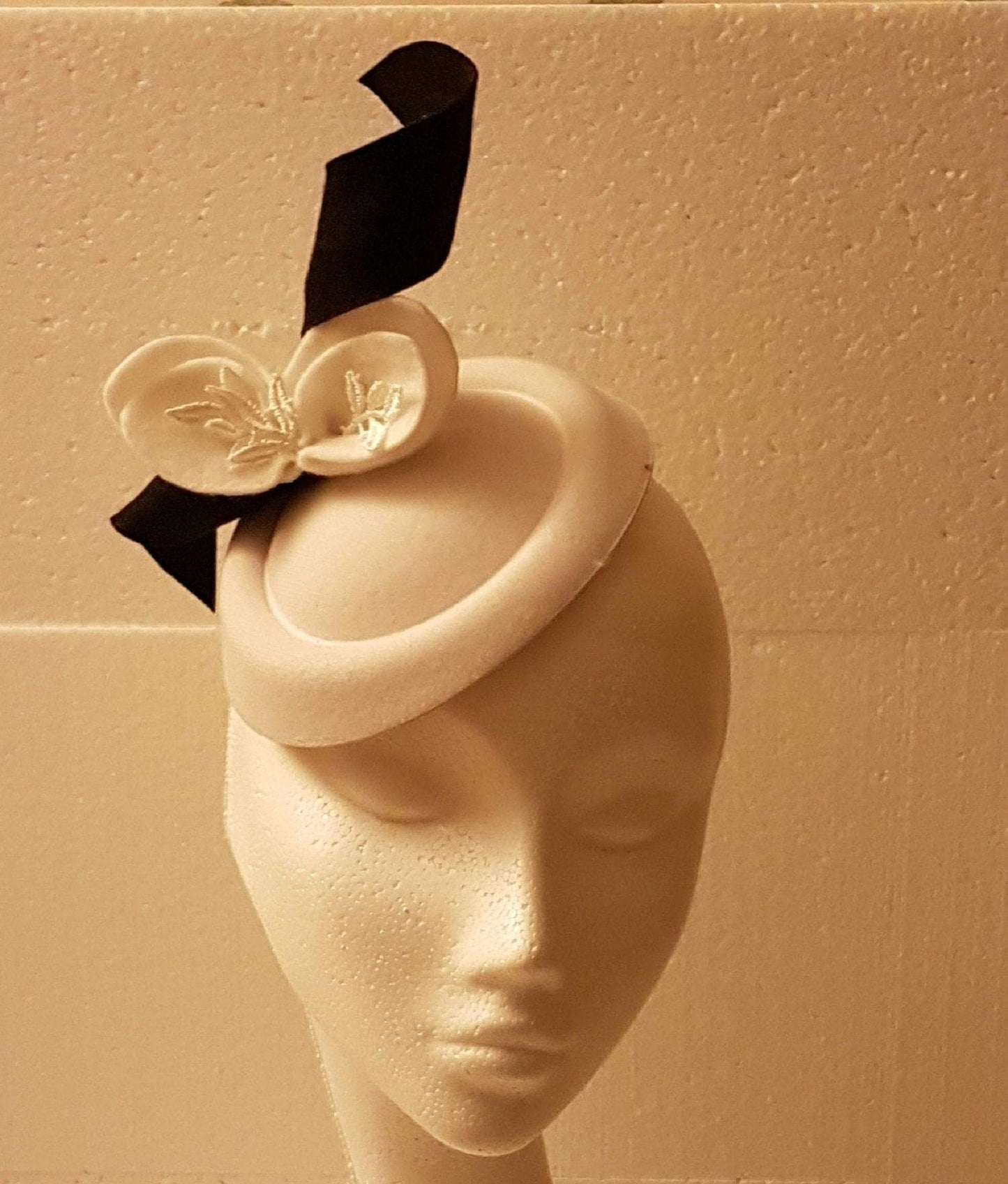 Chapeau Fascinator Chapeau blanc Fascinator Coiffe pilulier noire et blanche avec feuilles en feutre pour Ascot, mariage, course, cocktail, coiffure d'église