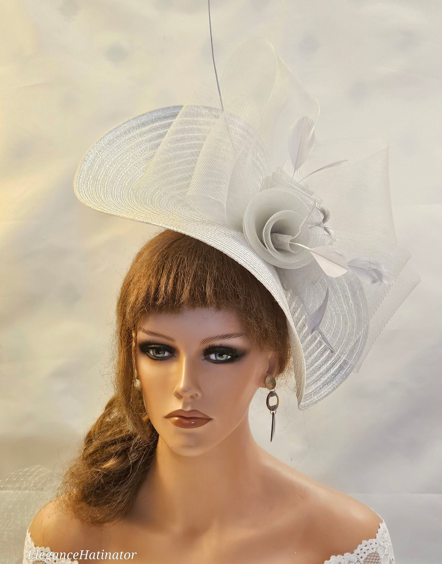 Fascinateur gris argenté grande soucoupe chapeauinateur plume florale église Derby Royal Ascot chapeau de fête de mariage mère de la mariée/du marié Fascinateur