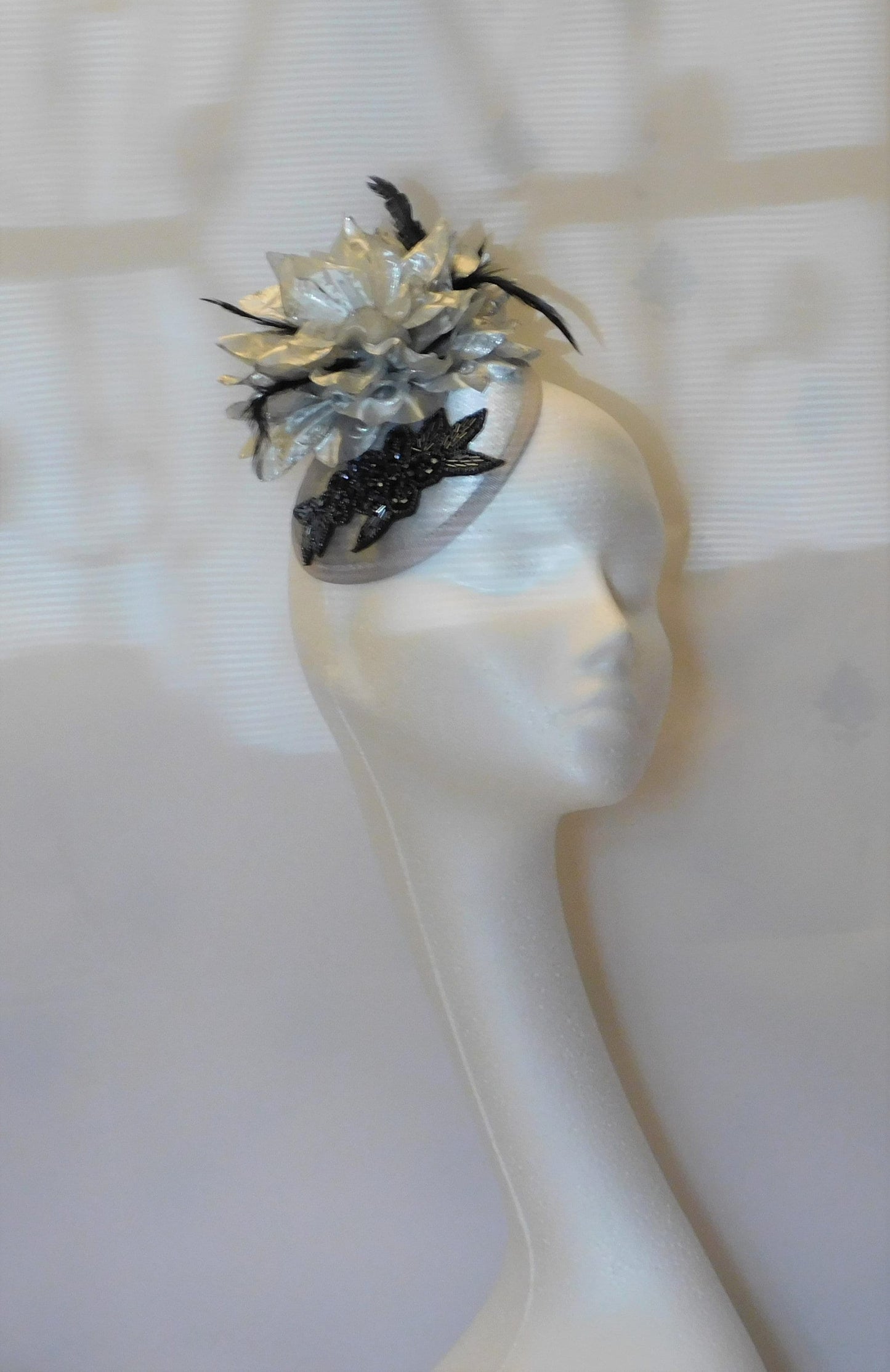 Fascinator hat  40s50s Silver Hat fascinator #Silver hat with Black Crystal Race,Cocktail hat,Ladies day,Ascot hat Silver Feather flower hat