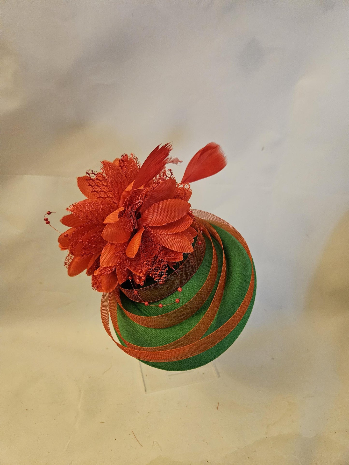 Chapeau fascinateur vert et rouge en dentelle pour mariage, fête des dames, goûter, course Royal Ascot. Chapeau de mariage. Chapeau en feutre vert avec fleurs rouges