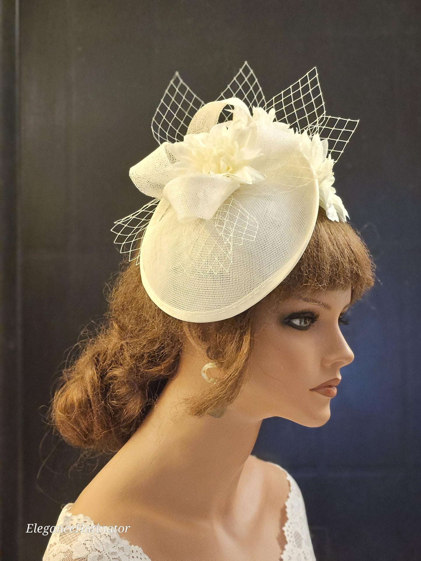 Fascinateur IVOIRE Chapeau à disque trempé Arc en Sinamay, Fleurs Église Derby Ascot Royal Wedding TeaParty chapeau Mère de la mariée/du marié Fascinateur