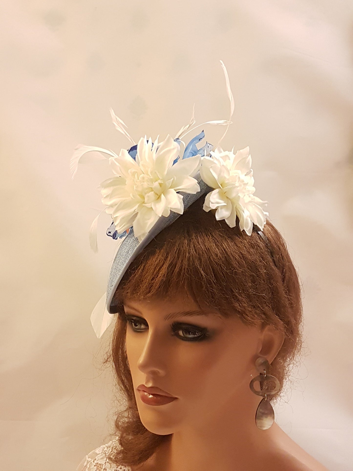 Chapeau de fascinateur bleu et blanc, grande soucoupe, chapeau de fête de mariage, chapeau de mère de la mariée/du marié, chapeau de Derby d'église floral en plumes