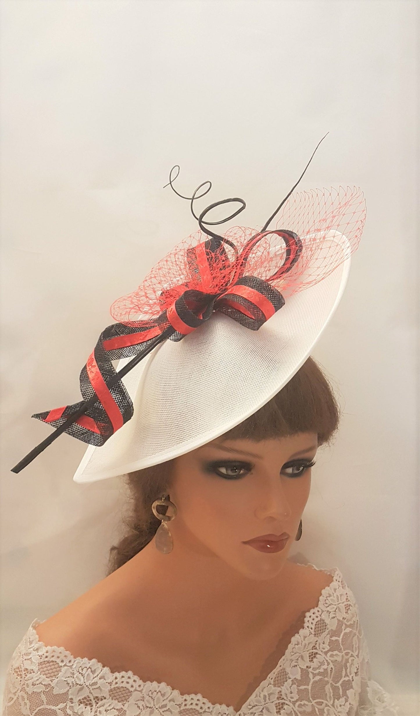 Chapeau fascinateur rouge et blanc avec longue plume et grande forme de larme, chapeau de mère de la mariée/du marié, Kentucky derby, chapeau fascinateur Royal Ascot