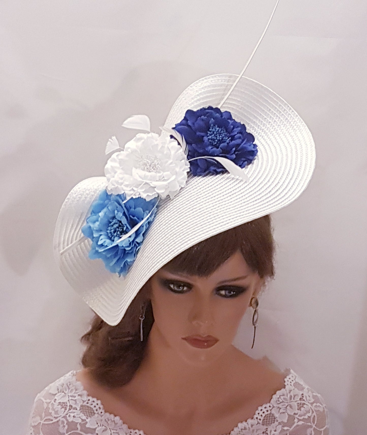 Chapeau de fête de mariage, chapeau de grande soucoupe, chapeau de mère de la mariée/du marié, chapeau de fascinateur BLANC ET BLEU, long, floral, église, Derby, Royal Ascot