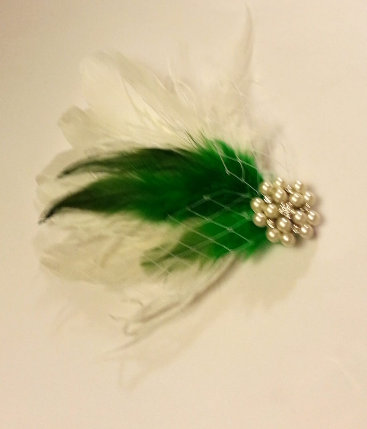 Pince à cheveux de mariée, accessoire de cheveux de mariage, pince à plumes verte et blanche, fascinateur de plumes de mariée, pièce de cheveux en plumes, accessoires de cheveux de mariage