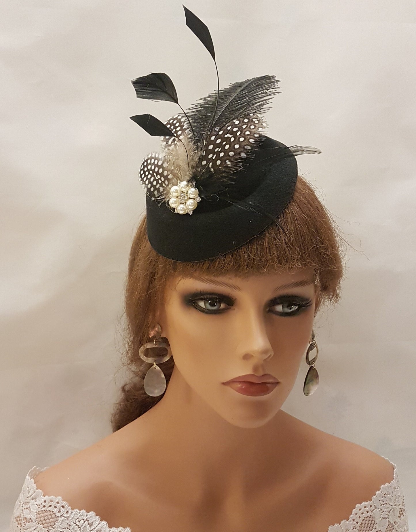 Chapeau noir Fascinator, chapeau marron des années 40 et 50 # Chapeau noir Fascinator, chapeau d'autruche, chapeau à plumes de Gunia tacheté, course, cocktail, dames, chapeau Ascot