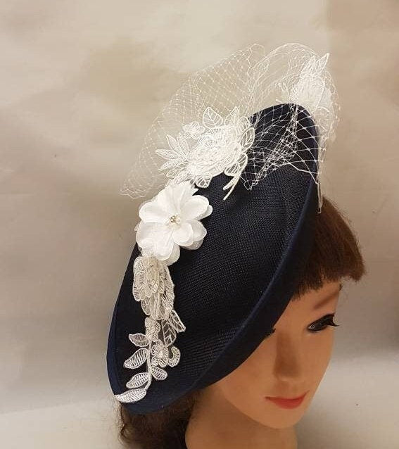 Chapeau bleu marine FASCINATOR Mariage Mère de la mariée Kentucky Derby Royal Ascot Race Dames 30 cm Grande soucoupe Sinamay Chapeau bleu marine et blanc cassé