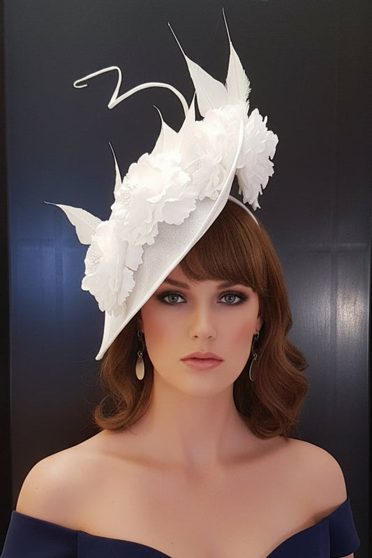 Cappello bianco Fascinator con piume e fiori, grande cappello a goccia, cappello da cocktail da gara, da sposa, da festa, ascot, cappello da madre della sposa/sposo