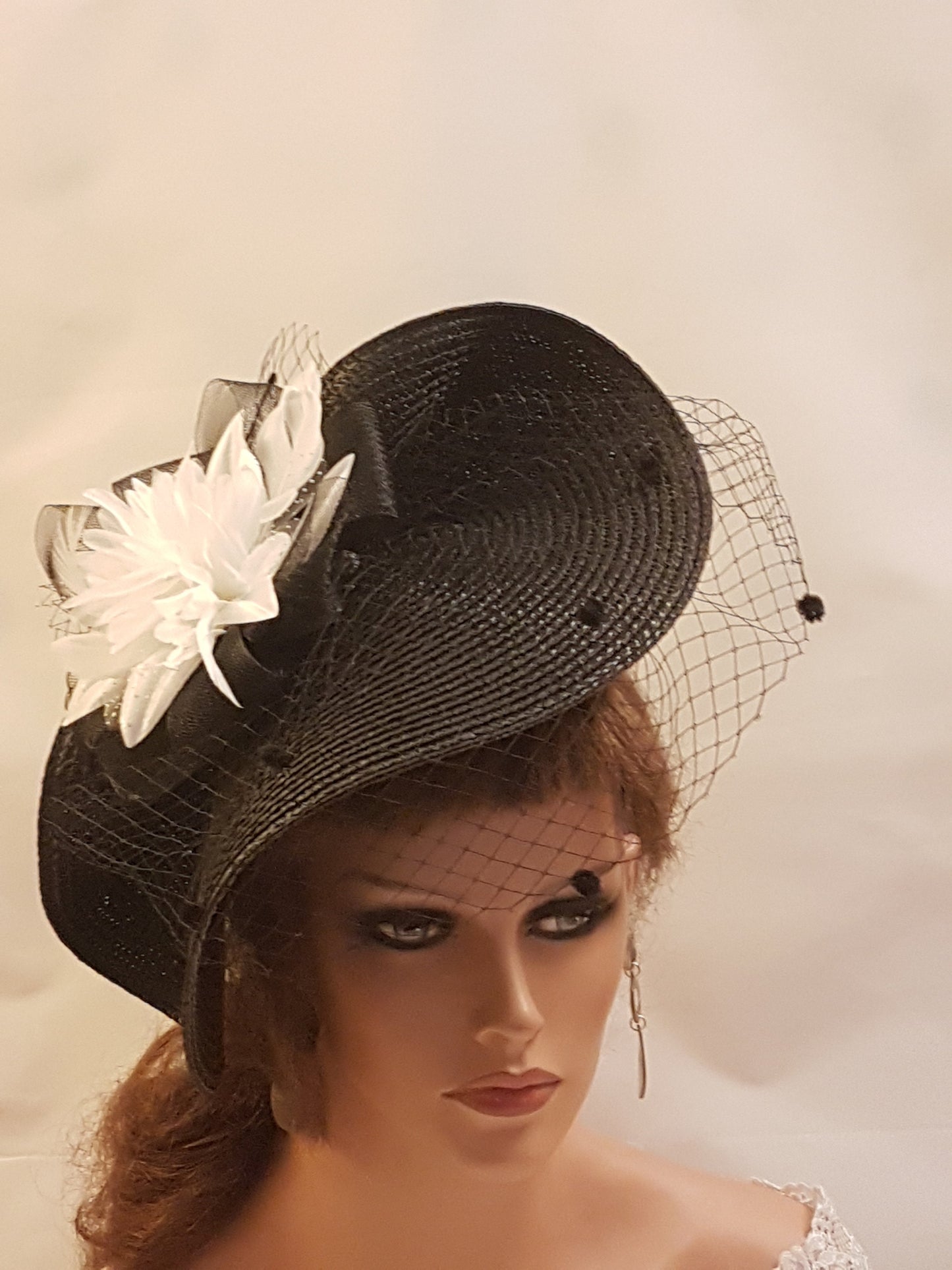 Chapeau Fascinator Noir avec Plumes, Fleurs. Coiffe pour Mariages et Courses, Halloween, Coiffe pour Dames Parfait pour les Occasions et Événements Spéciaux