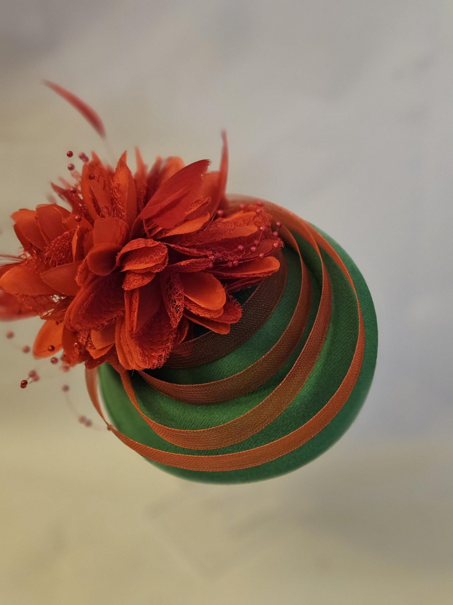 Chapeau fascinateur vert et rouge en dentelle pour mariage, fête des dames, goûter, course Royal Ascot. Chapeau de mariage. Chapeau en feutre vert avec fleurs rouges