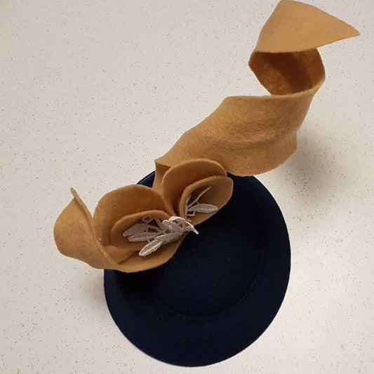 Chapeau Fascinateur Fascinateur noir # Noir et TAN/NUDE FELT Chapeau Ascot Fascinateur Course de mariage, chapeau de cocktail Chapeau d'église Fascinateur