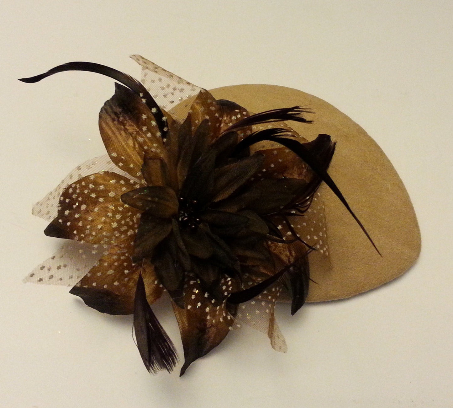 Fascinateur Chapeau fascinateur marron #Brown Petit chapeau en velours suédé en forme de larme Chapeau floral marron Ascot Mariage Course Cocktail Fête Église chapeau fascinateur