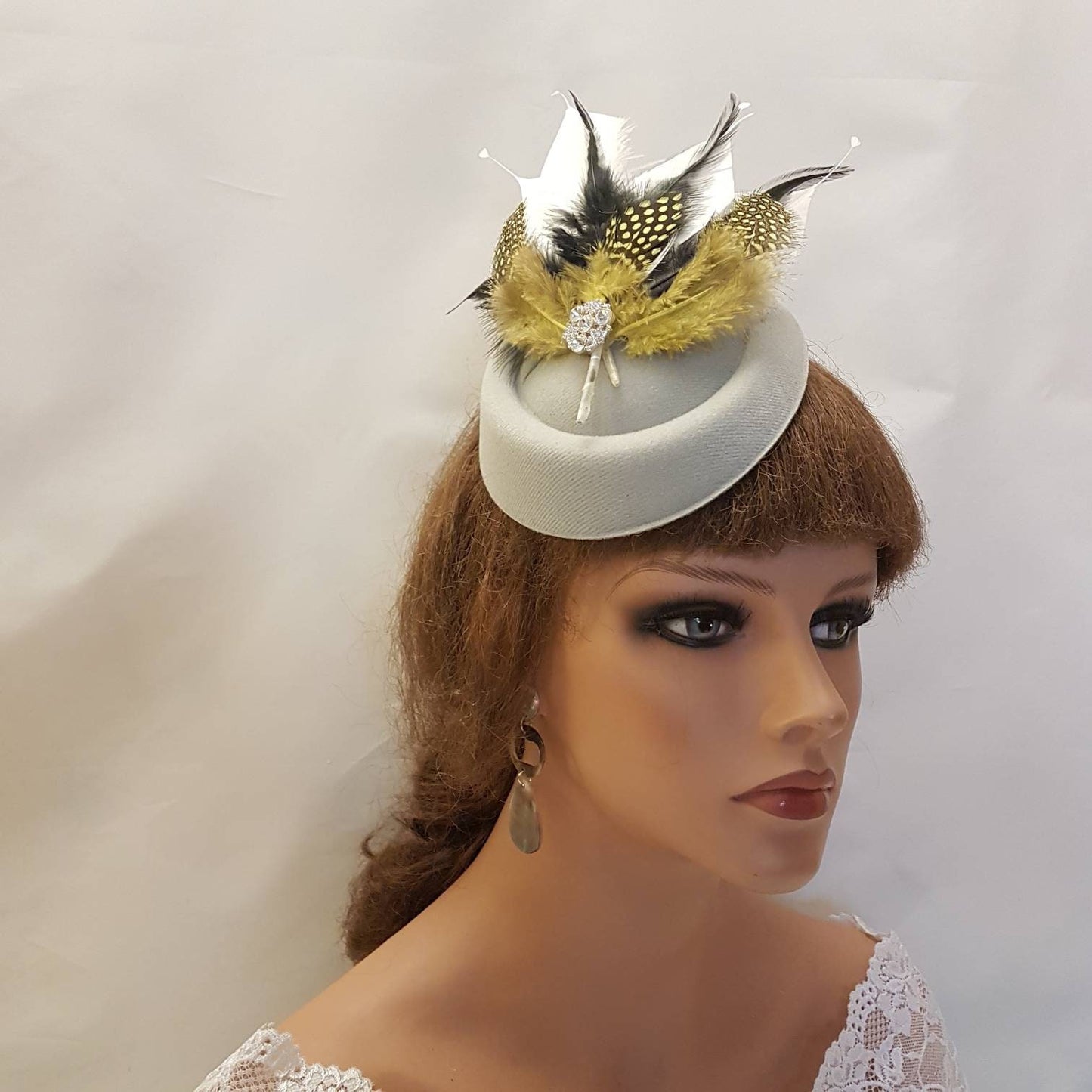 Chapeau Fascinator BLANC avec plumes moutarde, or, noir et blanc. Coiffe de mariage Ascot pour femme. Fascinator pour cocktail