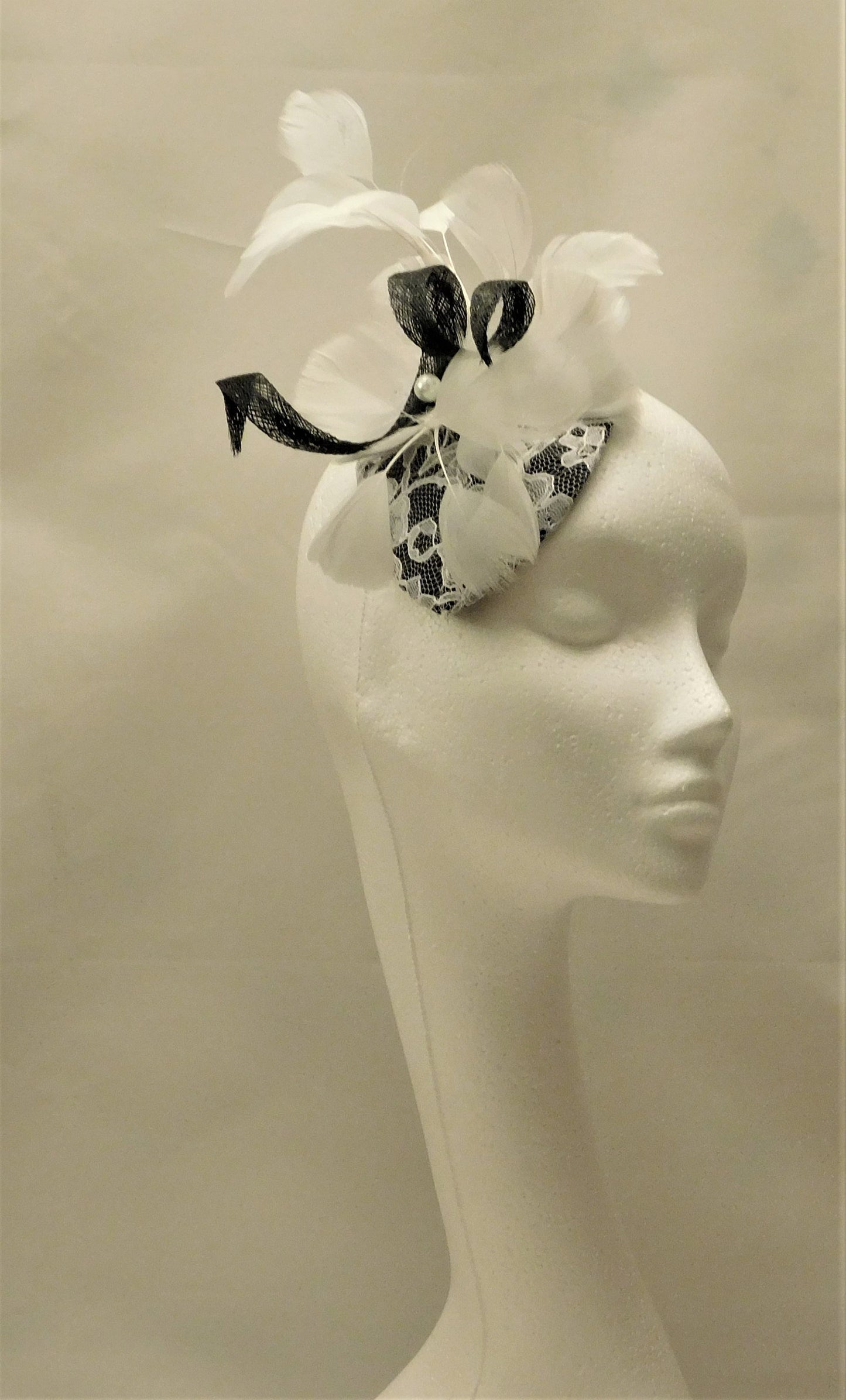 Chapeau Fascinator Chapeau Fascinator NOIR ET BLANC, chapeau pour femme Cocktail, course, mariage, Goodwood Revival, fascinateur de mariage. Chapeau Fascinator en plumes