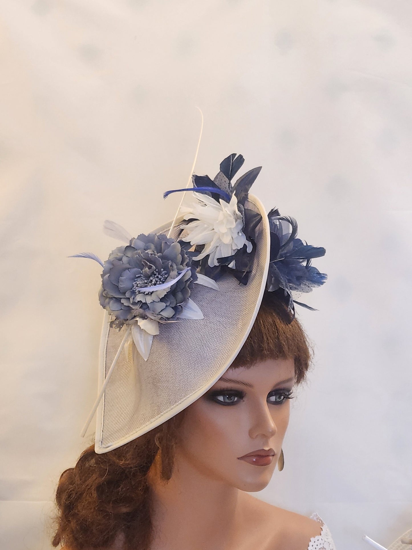 Chapeau à fleurs GRIS, BLEU MARINE ET BLANC, grand chapeau en forme de larme, chapeau long Quil Church Derby Ascot, chapeau de mariage, mère de la mariée/du marié