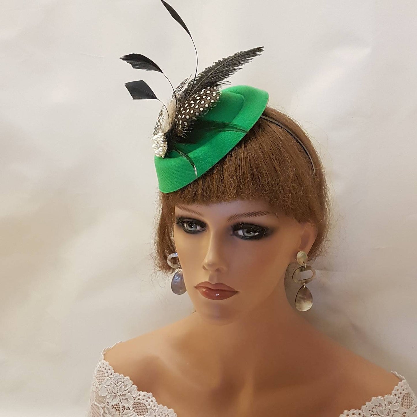 Chapeau fascinateur vert, années 40 et 50 # Chapeau fascinateur vert. Plume d'autruche, chapeau de course en plumes de Gunia tacheté, cocktail, journée des dames, chapeau fascinateur Ascot