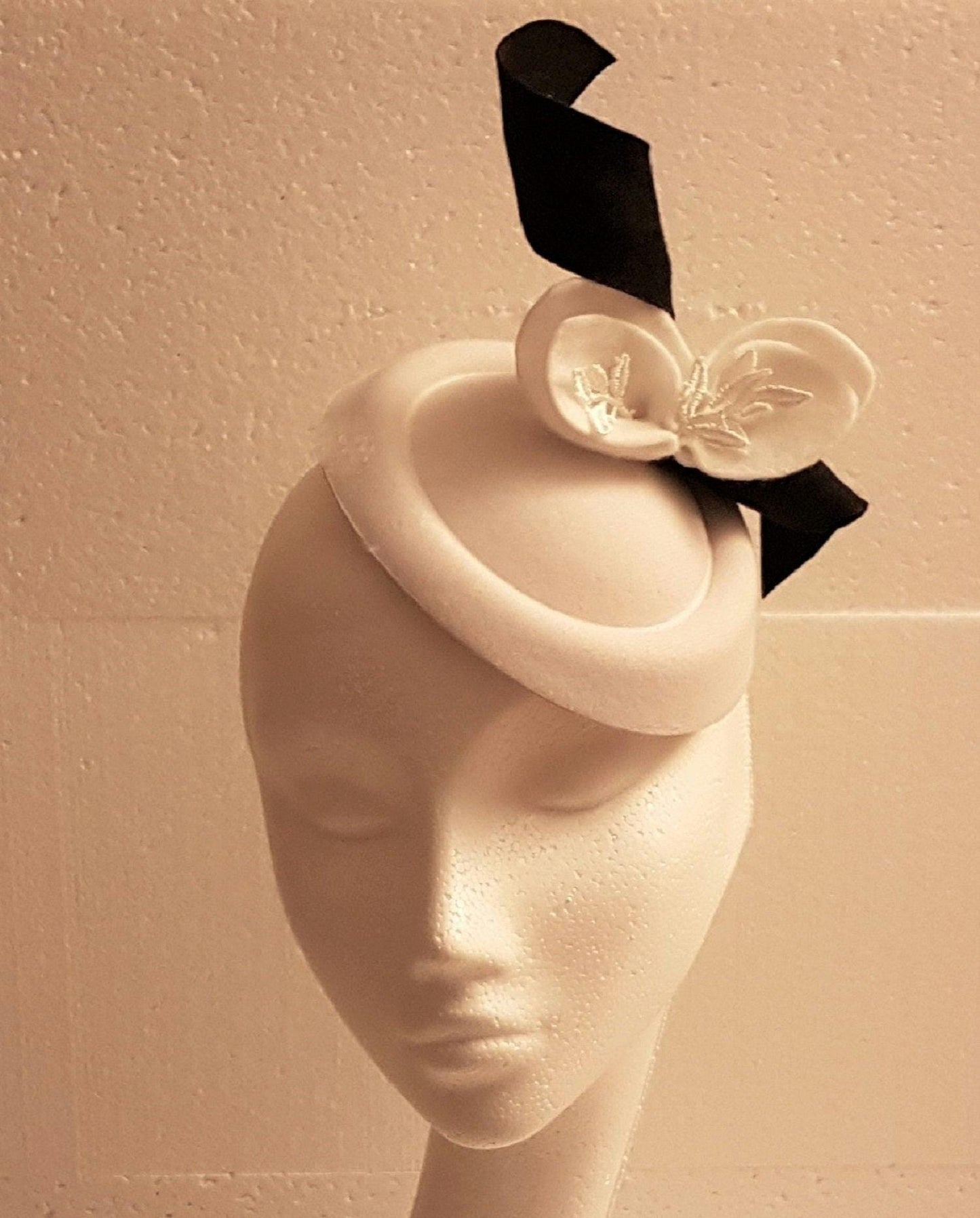 Chapeau Fascinator Chapeau blanc Fascinator Coiffe pilulier noire et blanche avec feuilles en feutre pour Ascot, mariage, course, cocktail, coiffure d'église