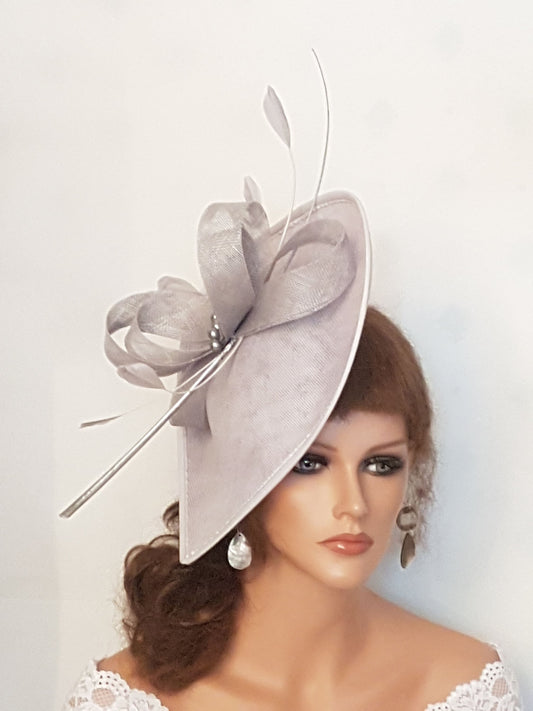 Grand chapeau fascinateur gris pâle en forme de larme, chapeau long à fleurs, Derby d'église, Ascot, chapeau de fête de mariage, chapeau de mère de la mariée/du marié