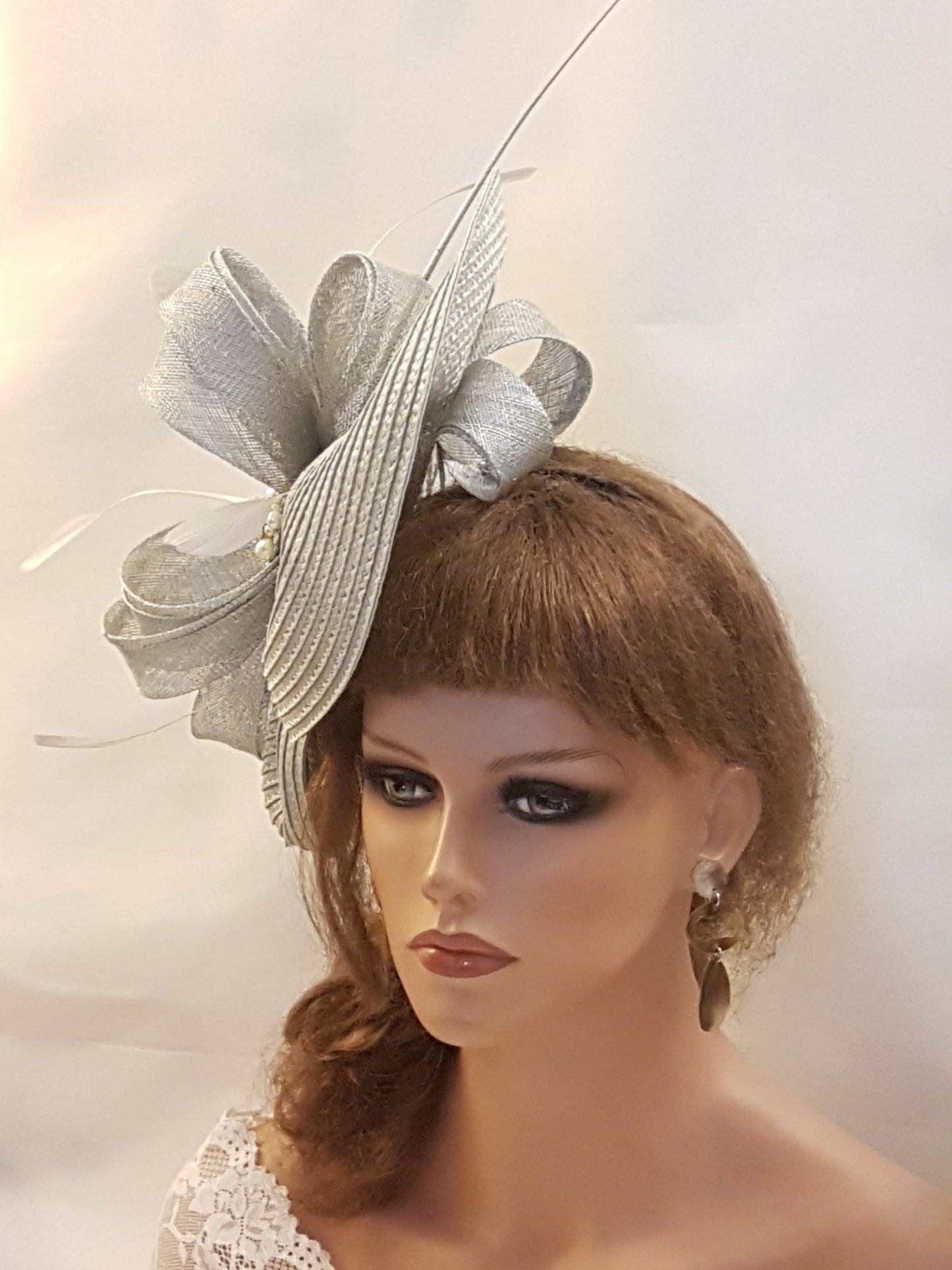 Fascinateur gris ARGENT Soucoupe chapeau Sinamay noeud, plumes Église Derby Ascot Royal Wedding TeaParty chapeau Mère de la mariée/du marié Fascinateur