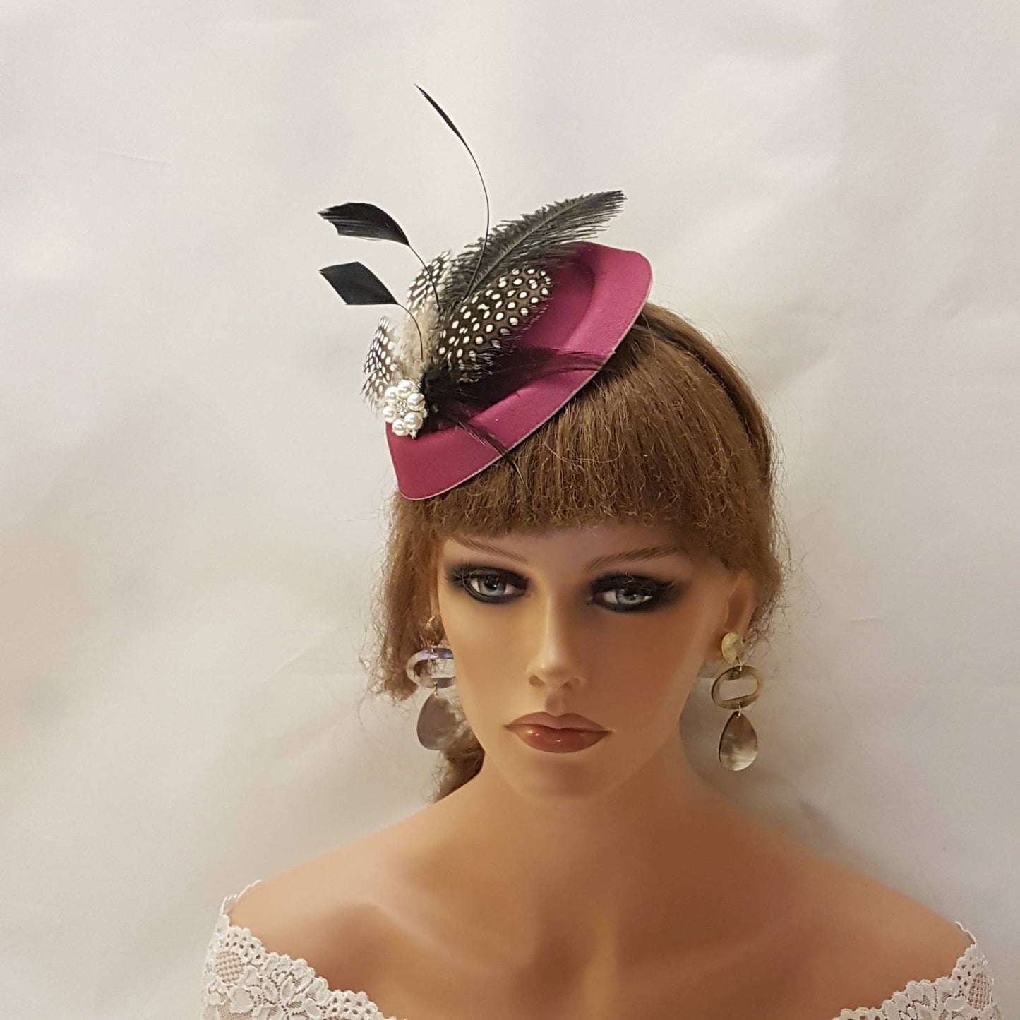 Chapeau bibi MAGENTA, chapeau bibi rose des années 40 et 50 # chapeau bibi rose, chapeau d'autruche, chapeau de course en plumes de Guinée tachetées, cocktail, dames, chapeau Ascot