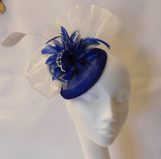 Fascinateur à plumes, chapeau bleu roi et argenté, chapeau d'église de mariage, chapeau de cocktail, chapeau Ascot, chapeau de bal de fin d'année