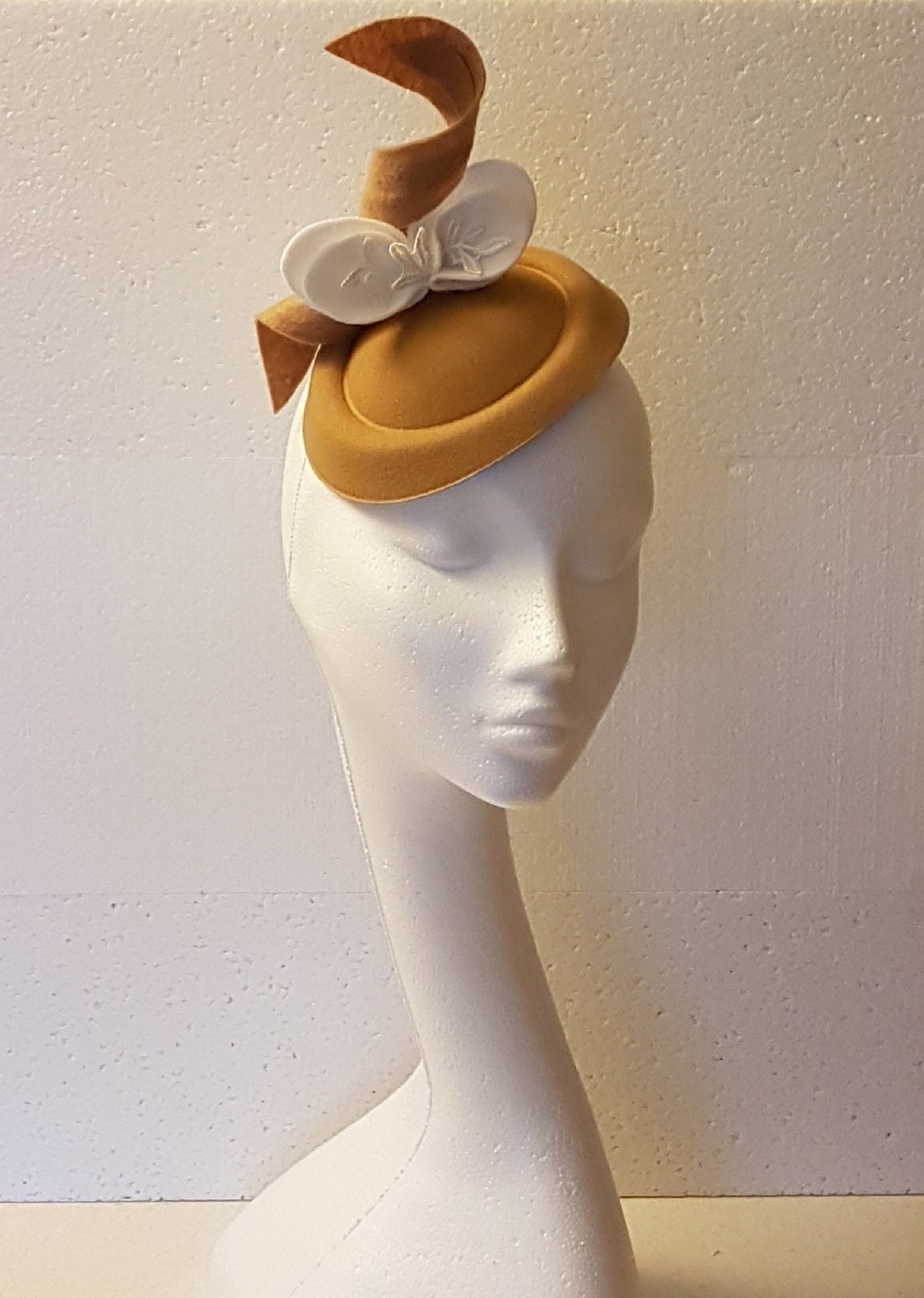 CHAMPAGNE/NUDE #Fascinator hat TAN Nude Hatinator with White felt leaves.Ascot Wedding Race Cocktail Church headpiece.Ladies party Hairpiece