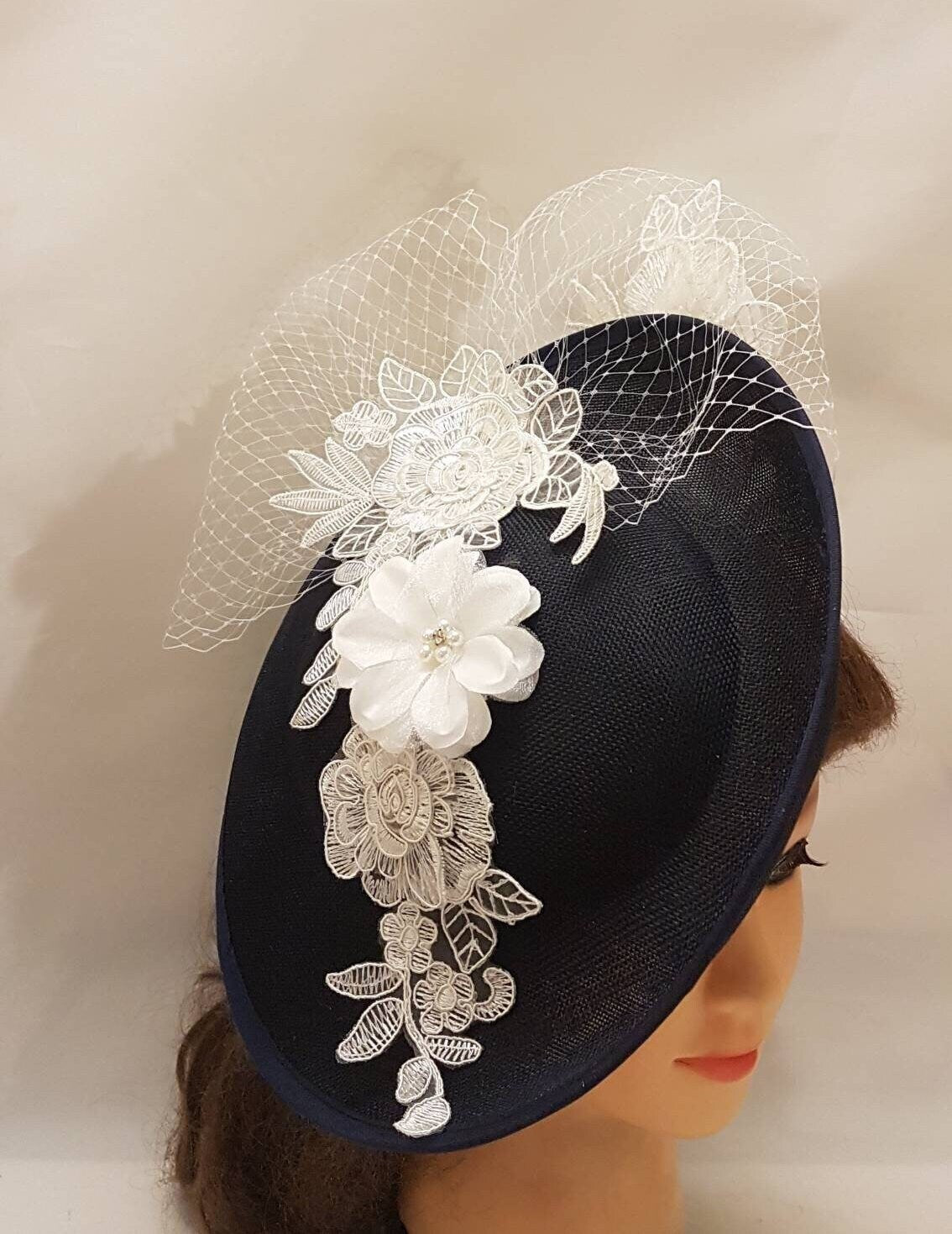 Chapeau bleu marine FASCINATOR Mariage Mère de la mariée Kentucky Derby Royal Ascot Race Dames 30 cm Grande soucoupe Sinamay Chapeau bleu marine et blanc cassé